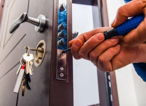 Réglage et alignement de porte – Intervention rapide à Bessan, Béziers, LB Serrurier
