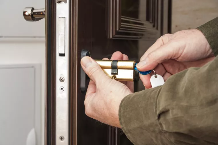 Dépannage de serrure après un cambriolage et porte forcée, Béziers, LB Serrurier