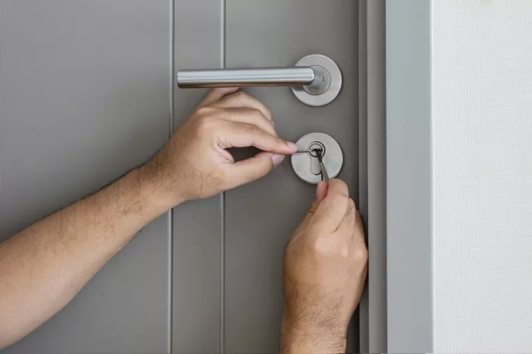 Claquer sa porte de l'extérieur : à qui faire appel pour l'ouvrir sans clés ?, Béziers, LB Serrurier